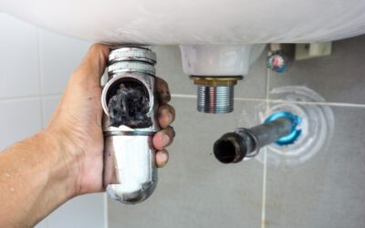 Cómo desatascar un lavabo