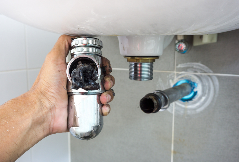 Cómo desatascar un lavabo