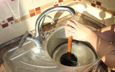 Cómo desatascar la tubería de un fregadero